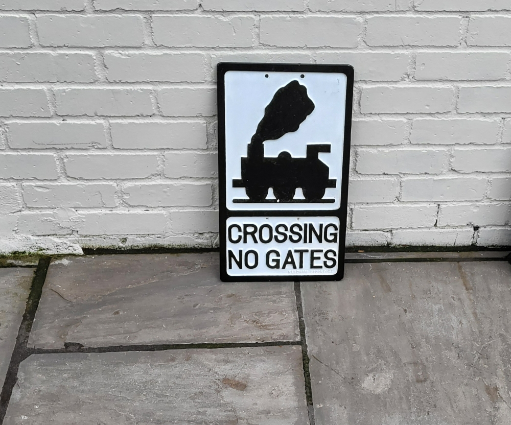 Road sign 21 x 12 cast Crossing no gates 
